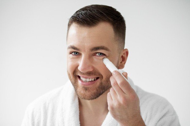 contorno de ojos hombre