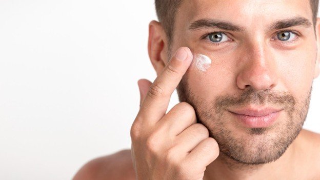 contorno de ojos para hombre