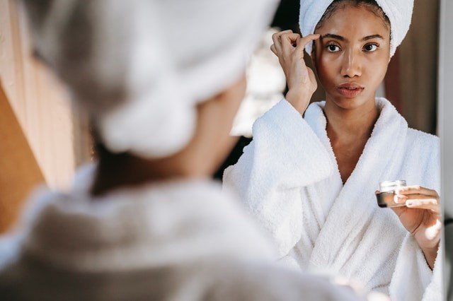 Ácido hialurónico y retinol para conseguir una piel luminosa