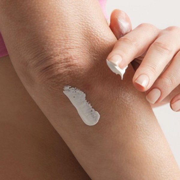 Codos Secos Codos secos: causas y cómo hidratarlos | La Roche Posay