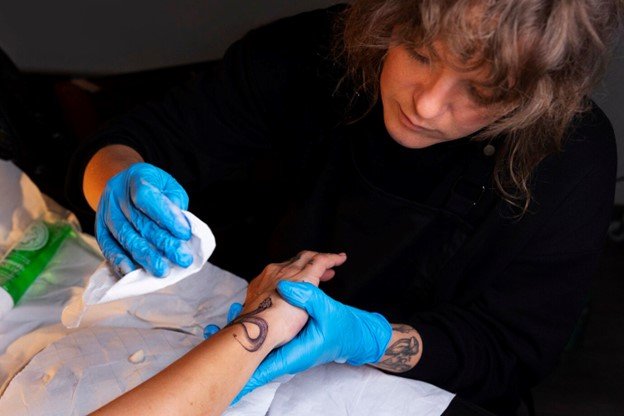 <span><strong>Cuidados despu&eacute;s de un tatuaje: recomendaciones y cremas</strong></span>